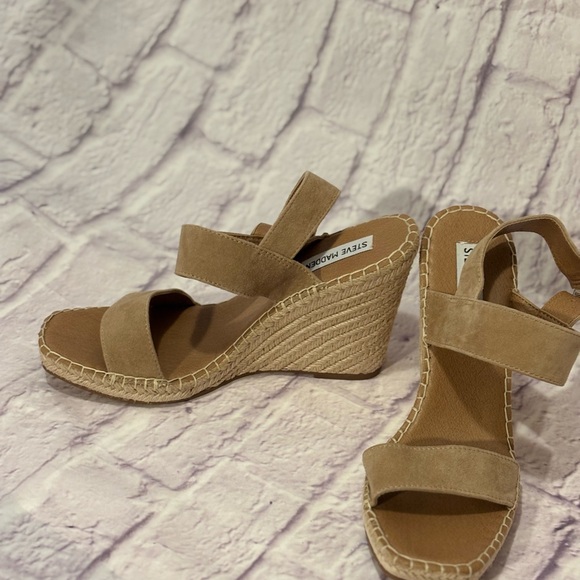 🔵”NWOT” Super Chic Tan Suede Wedge Sandals - Picture 4 of 12